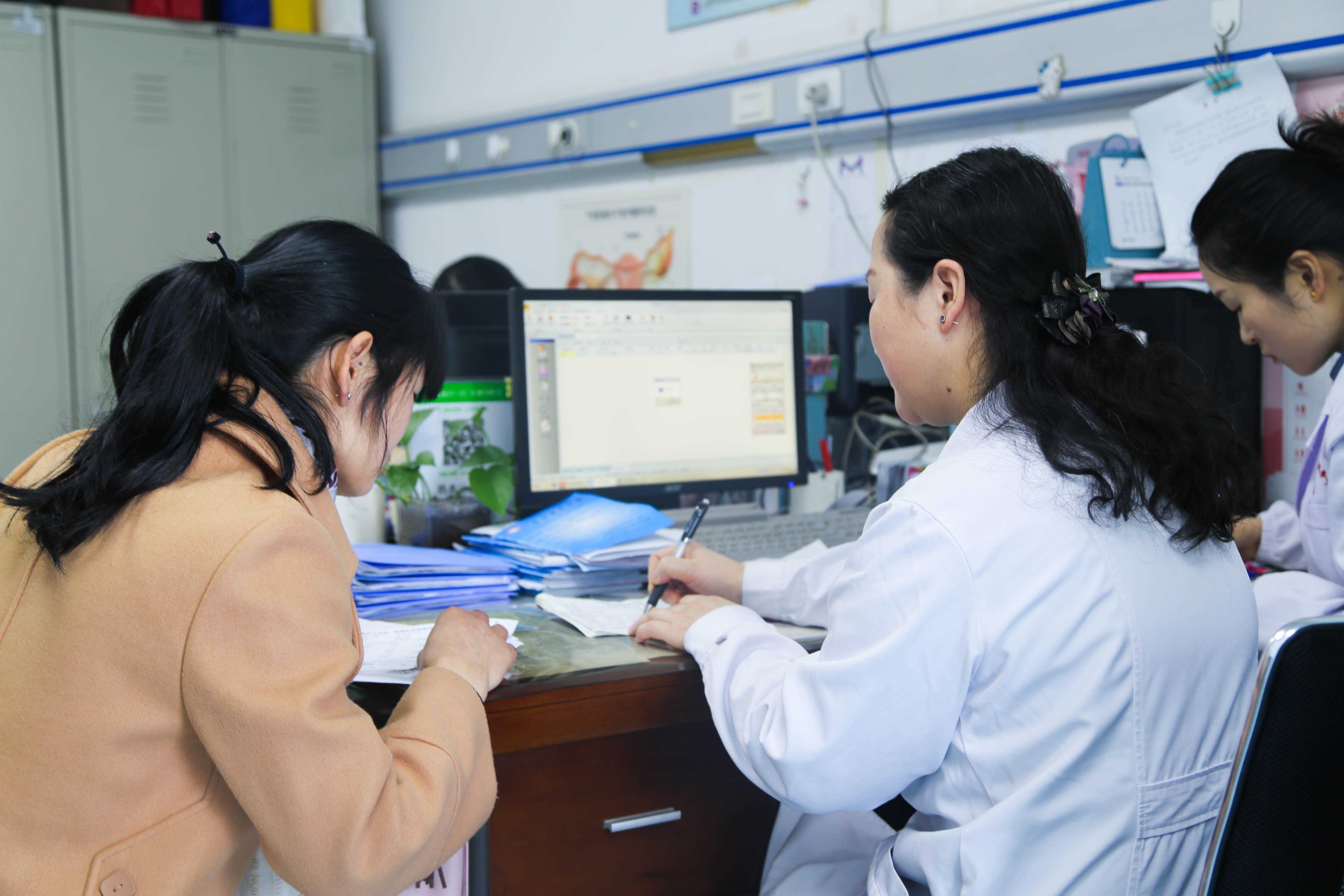 从“送子观音”到“废柴妈妈”——访安徽省妇幼保健院生殖医学中心主任洪名云