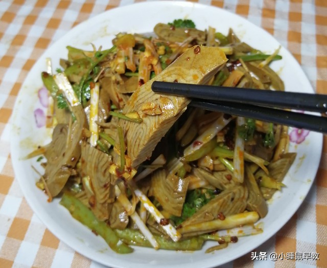 凉拌火腿怎么调的好吃,凉拌菜里的素火腿是怎么做的