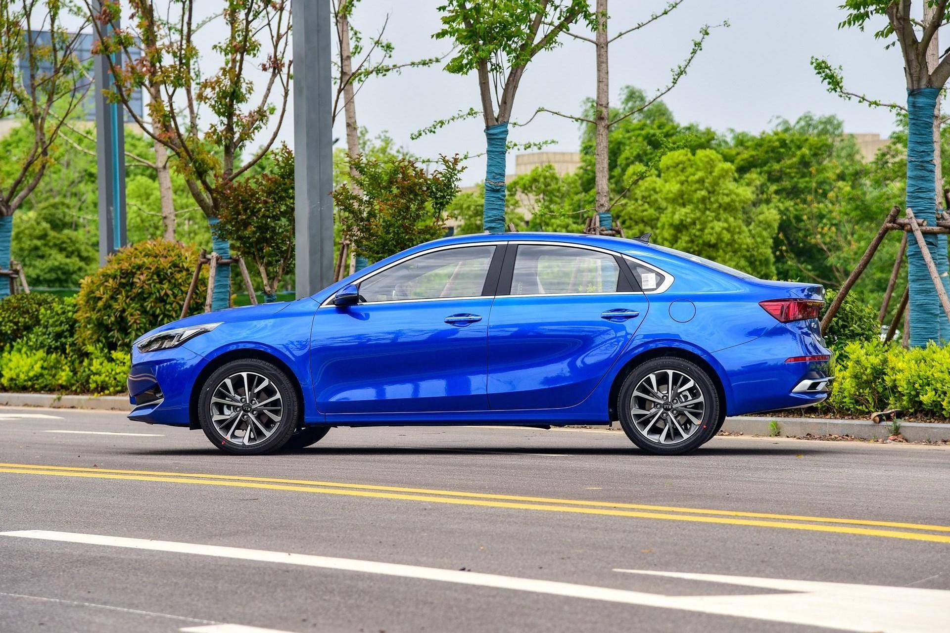 等卡罗拉换代还不如买它，9万多自动挡油耗6.4L，这才叫帅气