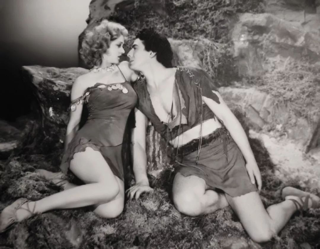 梦露最早的封面照,梦露一开始是金发吗