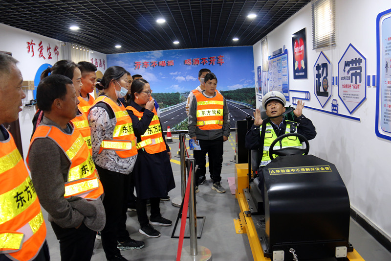 我为群众办实事丨民勤公安交警走进东方驾校开展“醉驾入刑十周年”、“一盔一带”交通安全及防电诈宣传活动