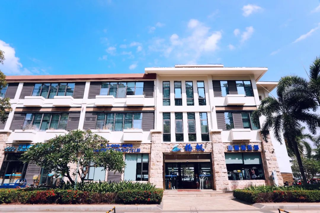 三亚豪华游艇出海一日游靠谱吗 (三亚游艇出海小攻略只要人均200元)