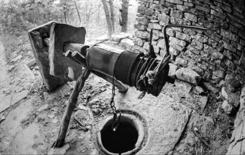 1929年敌人要挖毛主席祖坟，堂兄舍命保护，建国后主席如何报答？