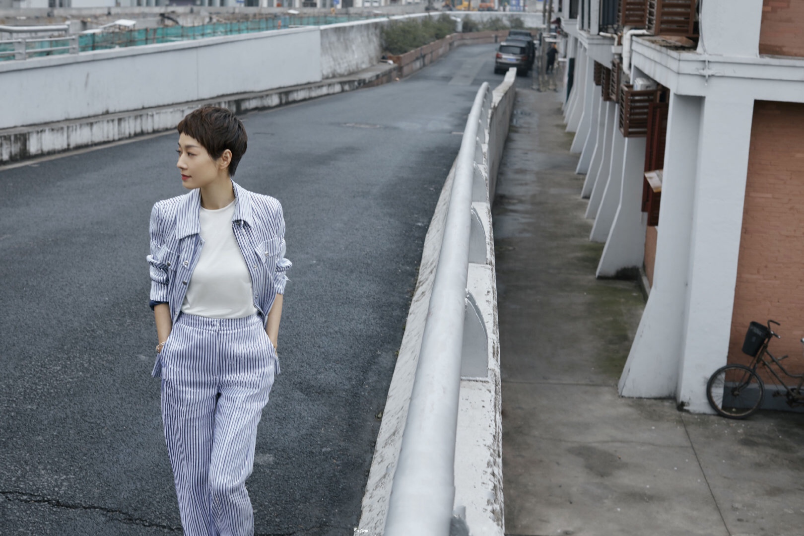 43岁马伊琍太惊艳了,马伊琍穿小白鞋露脚踝