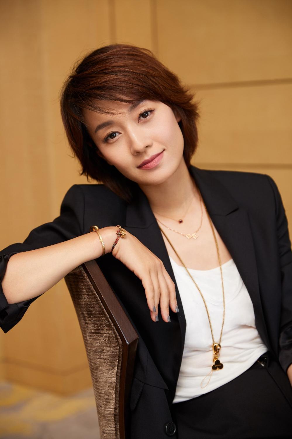 马伊琍t恤配中款裙,马伊琍条纹t恤女