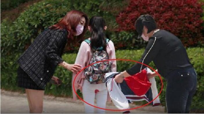 女孩初潮被路人发现,12岁女生初潮带血