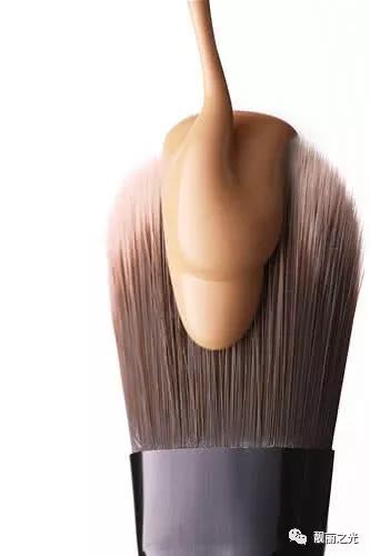 粉底液用在彩妆哪一步比较好,粉底液哪一款比较好用又不脱妆