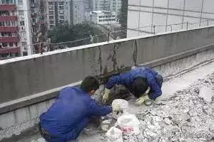 楼顶渗漏水用什么方法,新建建筑屋面漏水的最佳解决办法