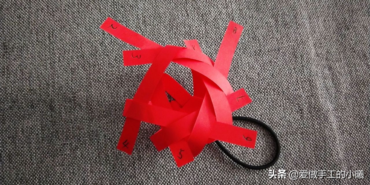 用纸条编织灯笼上面的穗子教程,用折星星的纸条做灯笼