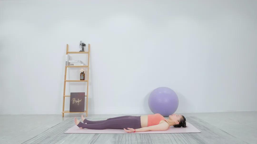 张钧甯素颜现身被*拍偷**！憔悴形象非常瘦，一双大长腿撑不满裤管