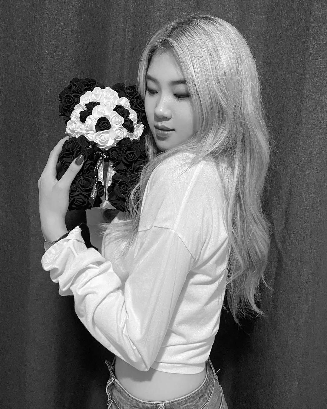 lisa和rosie秀恩爱,lisa与rosa在直播间接吻