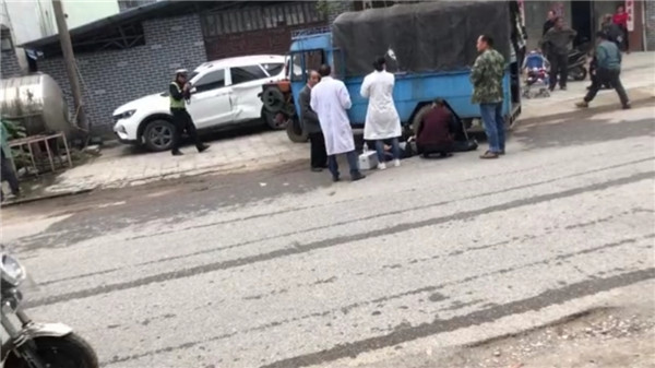 男子送儿子上学回来被车撞死,男子被学生撞倒后续