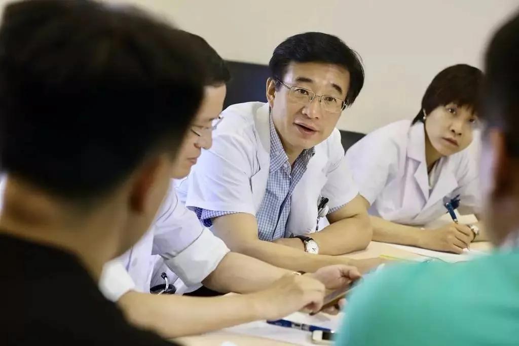 与钟南山齐名，一句话惊醒中国人，这个男人到底有多厉害？