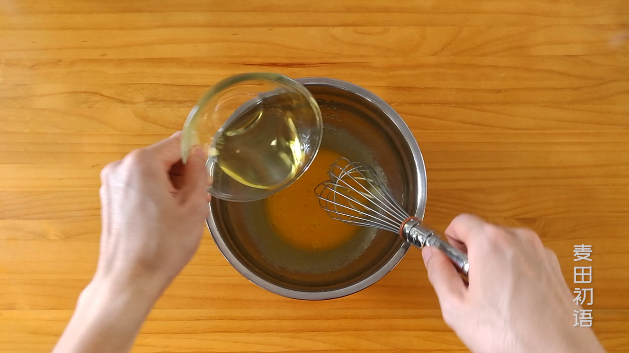 戚风蛋糕要怎么做才不会塌陷,做的戚风蛋糕底部总是凹进去