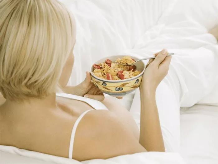 孕妇预防便秘辅食,孕期加餐吃什么不容易便秘