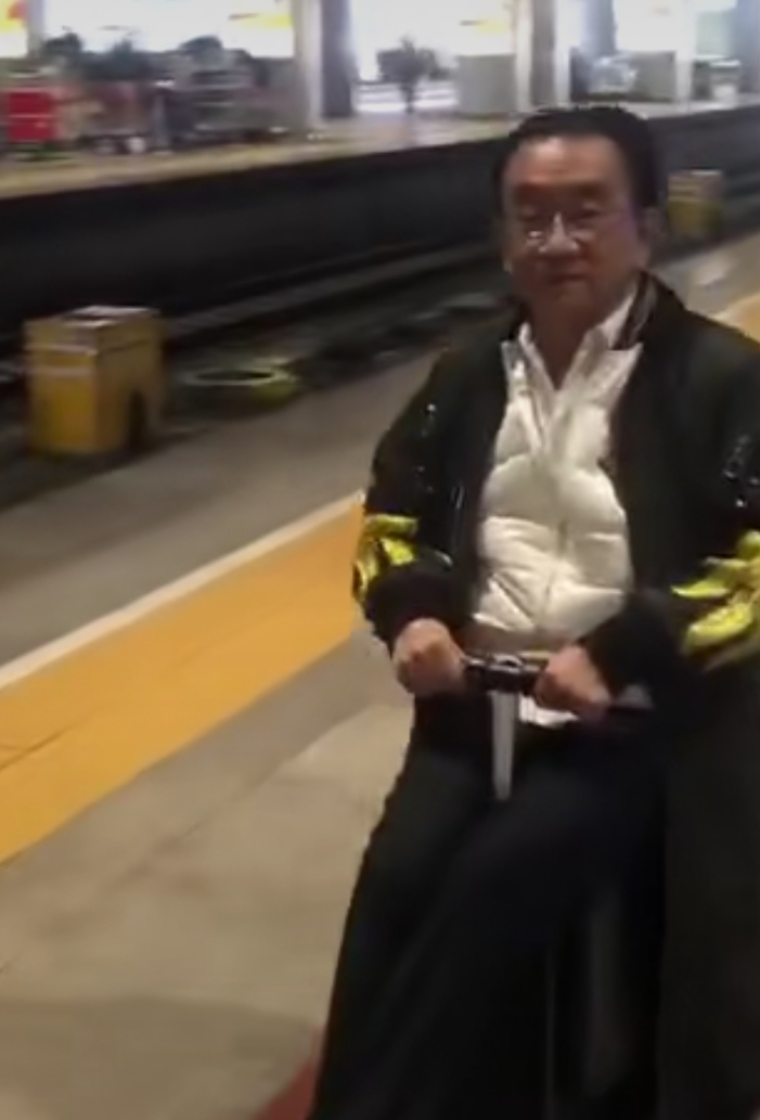 一辈子没有好的作品，晚年只能靠绯闻吸引大众眼球