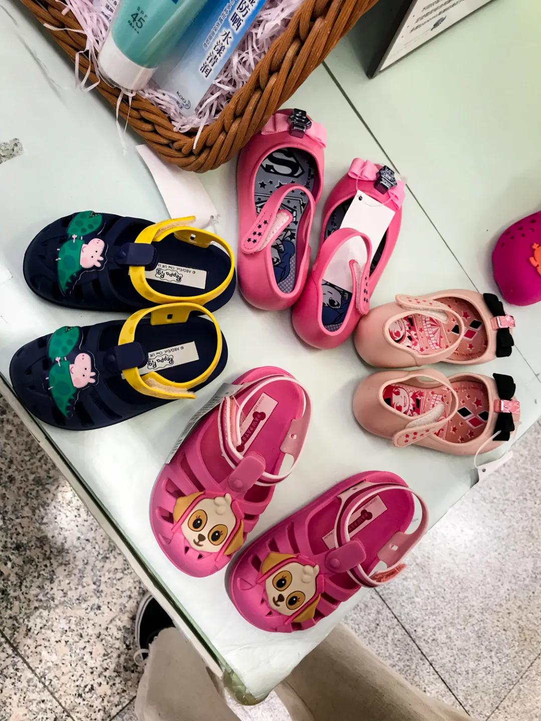 儿童穿哪种凉鞋比较好测评,关爱宝宝从脚开始