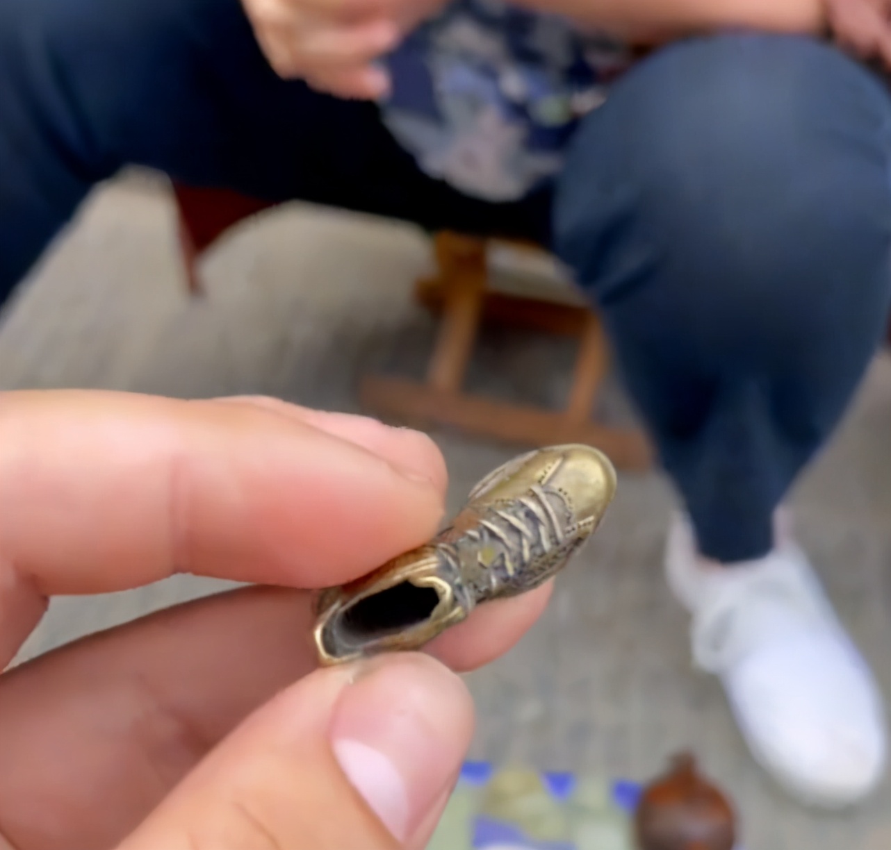 小伙淘地摊货淘到了清朝古董,小伙捡漏一个古玩卖了3万后续