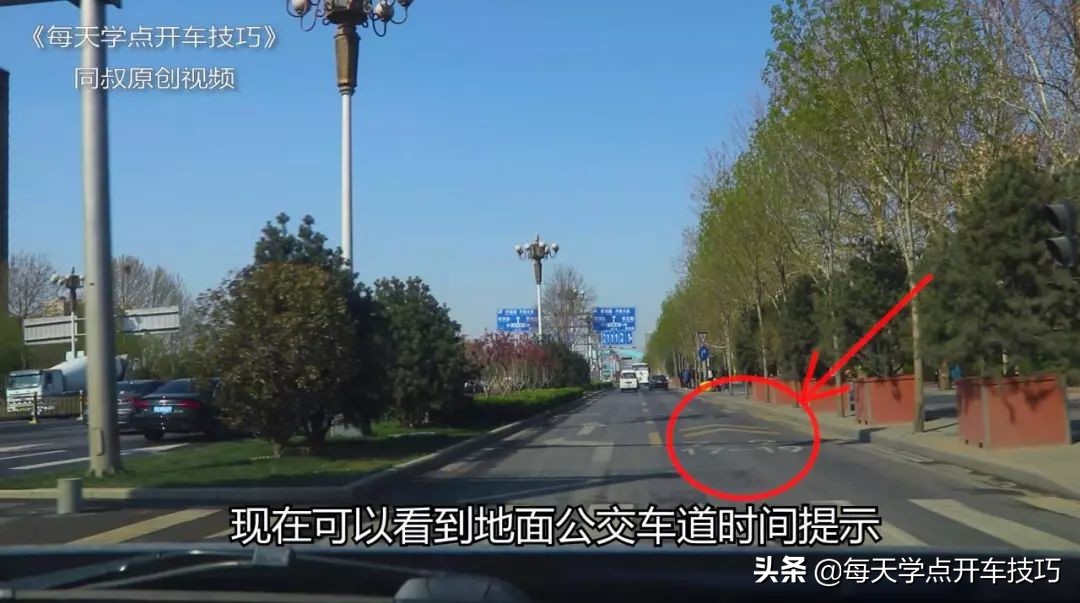 左侧第二条左转道直行扣分吗,左转道路左边没有路直行怎么罚