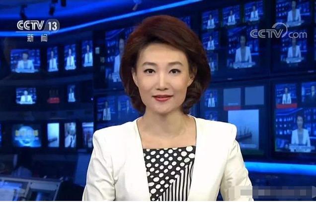 央视主持人李梓萌评价康辉,主持人李梓萌与康辉口误视频