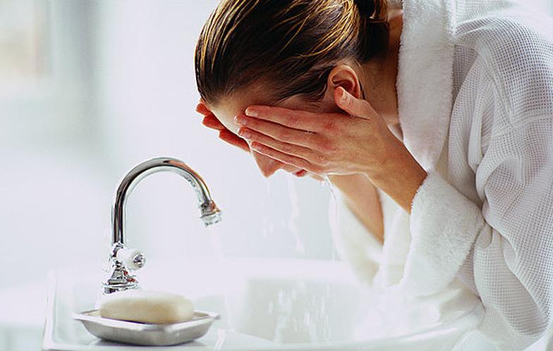 热水和冷水哪个洗脸容易长痘,热水洗脸和洗面奶洗脸哪个好