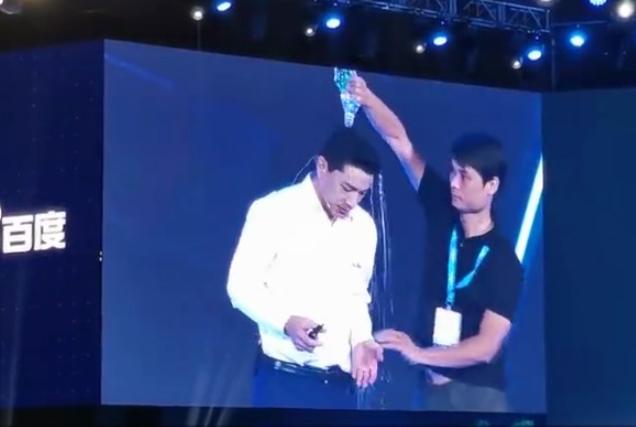 功勋反水，股价跳水，宏颜获水——李彦宏落水记