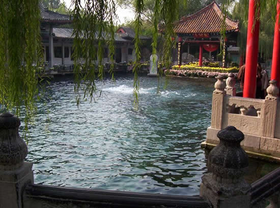 冬季山东山泉水最美最有韵味？济南山泉水美？泰山上下一片银白？