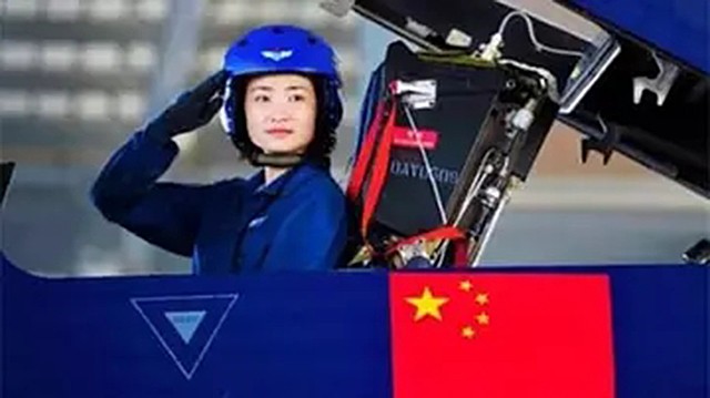 金孔雀余旭的最后一程：36万群众手捧菊花送别，墓前4架飞机模型