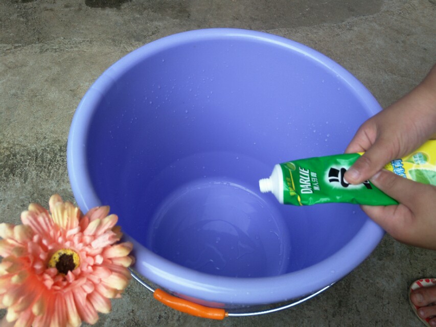 如何去除白衣服上的黑霉点,去除衣物黑霉斑