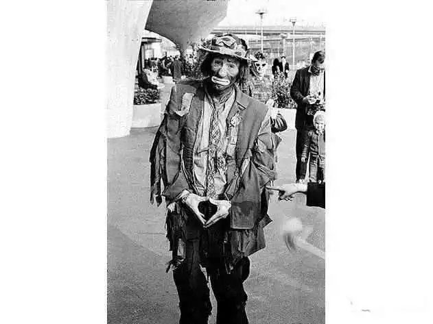 现实中的小丑在跟人类打招呼,世界上的小丑到底有多可怕呢