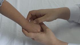 宝宝尿黄怎么推拿去火,宝宝尿尿特别黄怎么调理