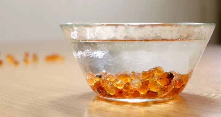 水嫩桃胶银耳露做法,美容养颜桃胶西米露