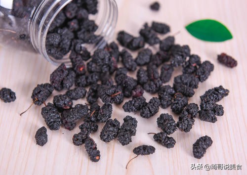 桑葚泡酒配方及功效与作用,桑葚泡酒喝的功效做法大全