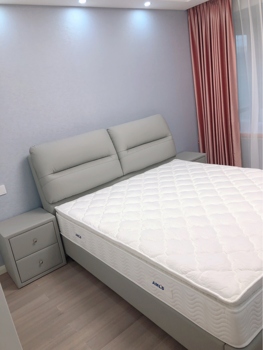 打扫干净准备通风去甲醛，窗帘还是纯色好看，厨房蓝色柜最为漂亮