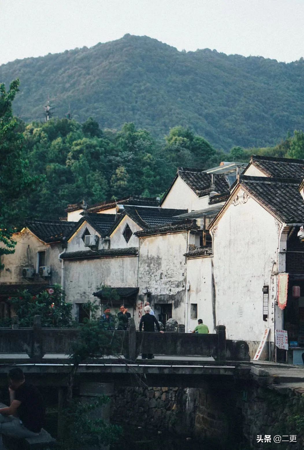 相识27天闪婚，这对逃离大城市的小夫妻，实现“面包爱情”双丰收