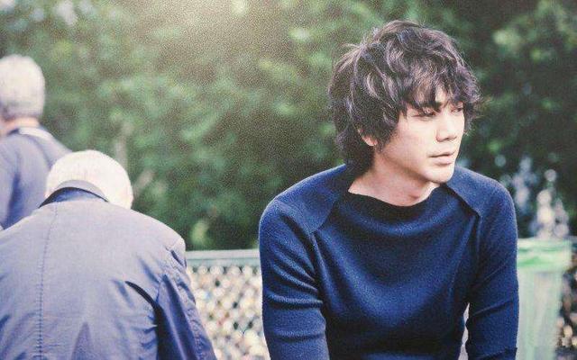 风流倜傥的“信”，肆意游走女人间，49岁和交往17年的女友分手