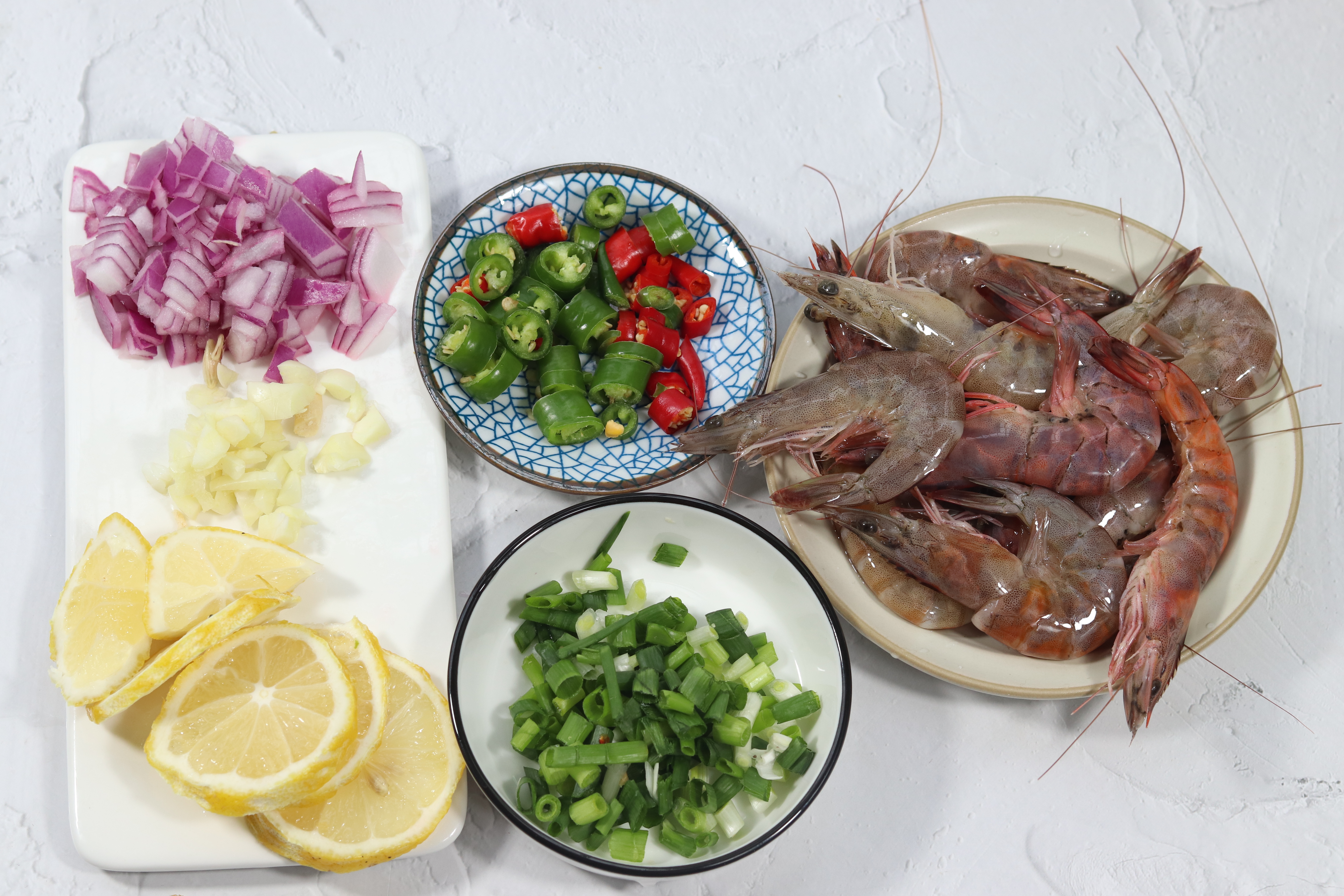 泡椒柠檬虾凉拌方法,凉拌柠檬虾太适合夏天了