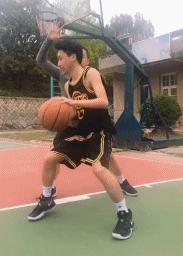 利用身体突破内线技巧,内线最简单最有效打法