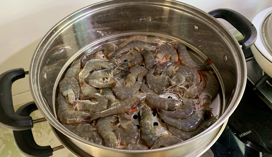 吃虾时，到底虾头能不能吃？70岁老渔民告诉你答案，别再做错了