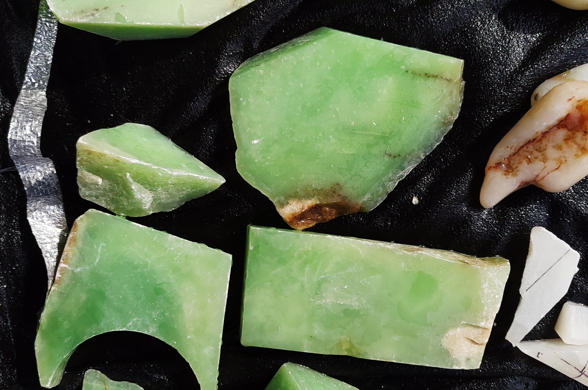 简单列举几种与和田玉相似的玉石,和田玉戈壁料相似的玉石