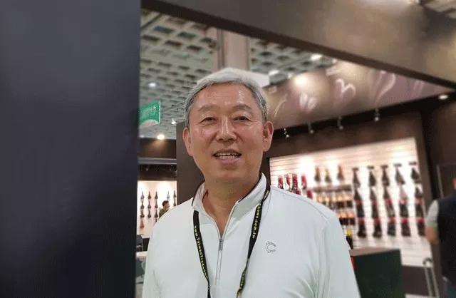 大叔发明了一个镂空车座，堪称骑行时降低屁股疼痛的神器