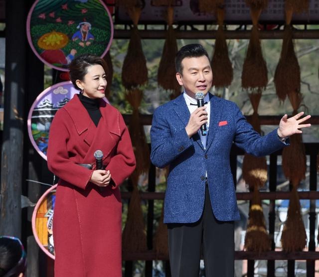 张蕾气质好又会穿,张蕾穿同款藏青色风衣