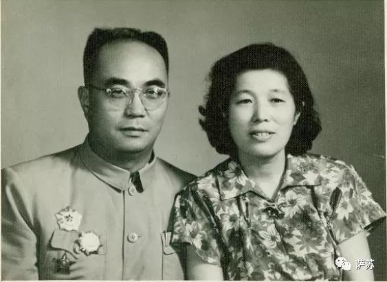 女地下党潜入国军机要室窃取情报,女特工只身前往敌军深处以一敌百