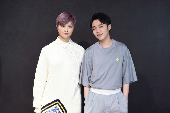 吴青峰拼接衣服,吴青峰时尚搭配