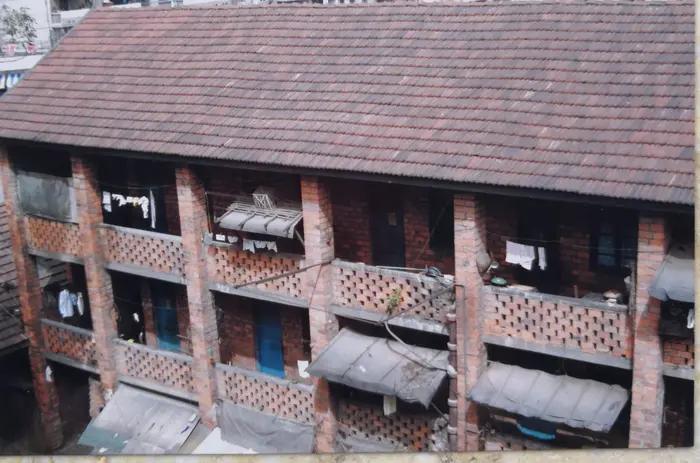 孩子体育场踢足球,小孩儿在篮球场上踢足球