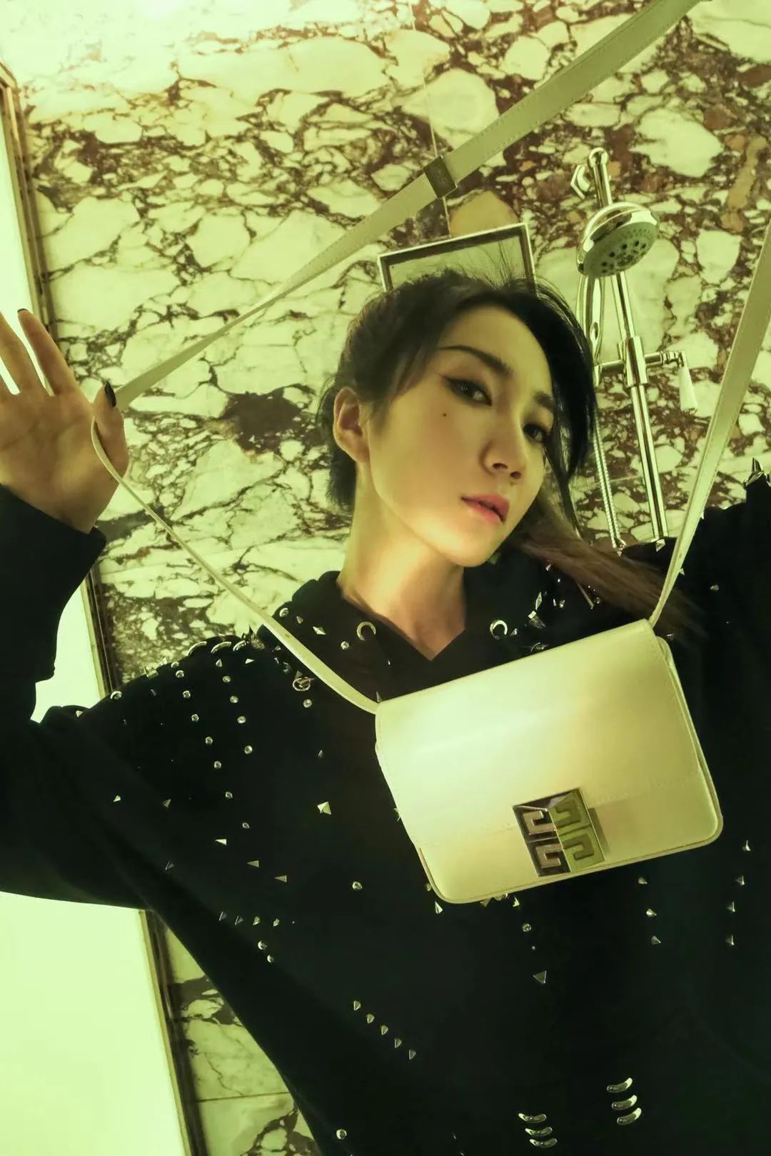 乃万曾可妮直播,纪梵希女包值钱吗