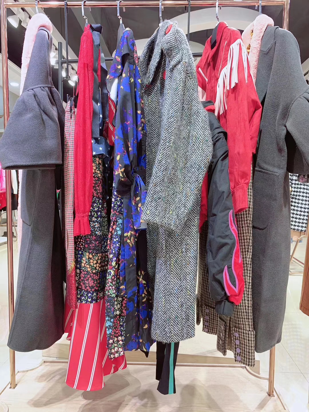 乌丫大牌女装折扣批发,品牌折扣女装批发公司货源