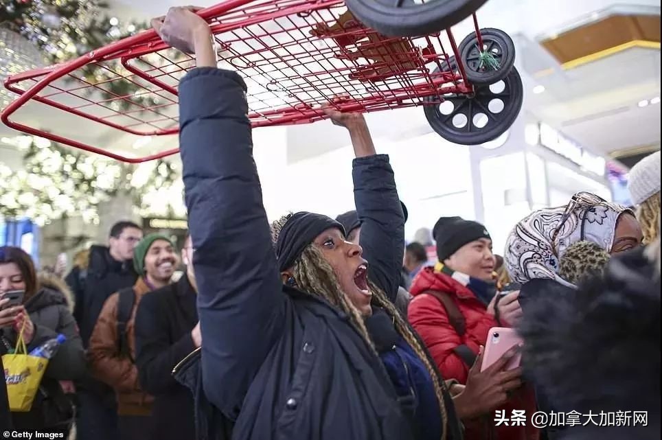 黑五狂抢开始!机场outlet堵爆温哥华华人凌晨排队全买疯了