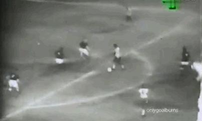 王的两面人生：球技成圣，大嘴无脑的贝利