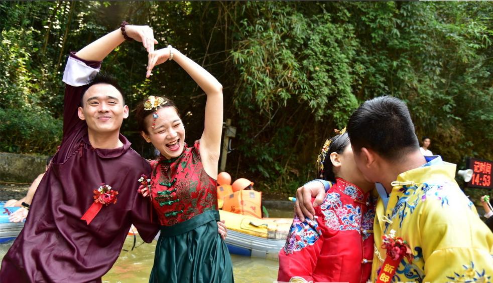 婚礼上与宾客手机互动的小游戏,军人婚礼伴郎团队接亲小游戏